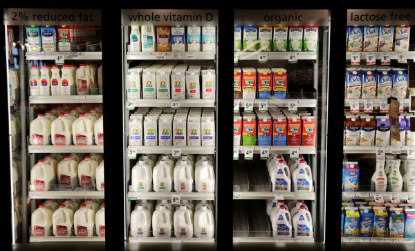 It s too wasteful to drink milk directly! Nutritionists suggest eating a food at the same time 