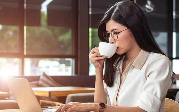 Is it unpretentious to hold the cup by fingers? Elegant coffee gifts you need to know