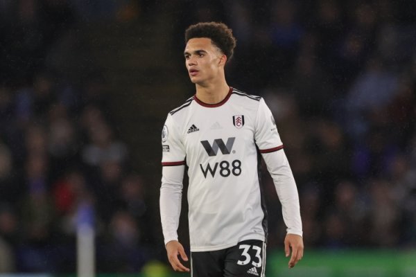 Official: Fulham left-back Robinson underwent right knee surgery yesterday and is now starting to recover