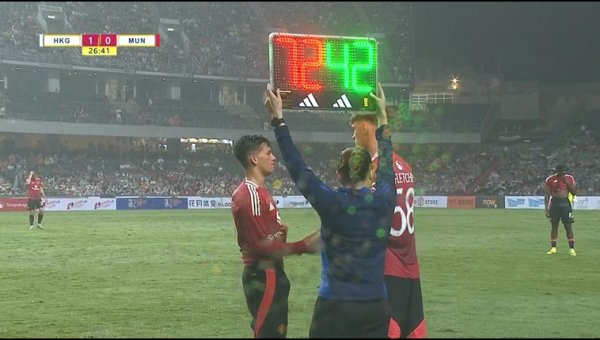 Manchester United made a substitution in the 27th minute! Casemiro and Leci were replaced, and Cone and Fletcher came on the field