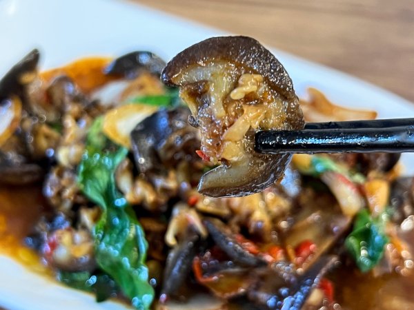 The hot-fried snail meat is actually a big African beef. The raw snail meat is actually high in protein and low in fat.