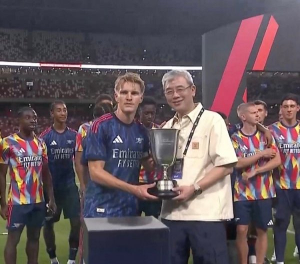 Arsenal defeated AC Milan 1-0 in friendly match, captain Odegao took over the championship trophy