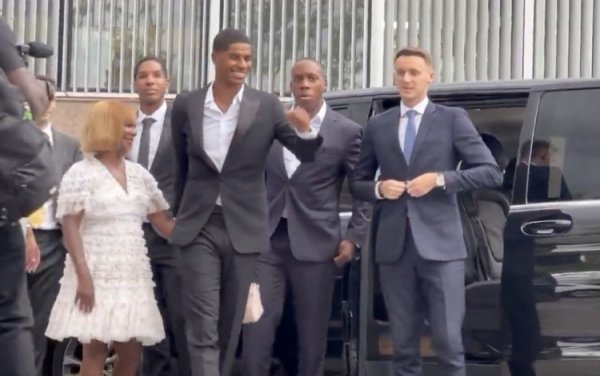 Witness the signing! About 200 Barcelona fans were waiting for Rashford to appear as a new player