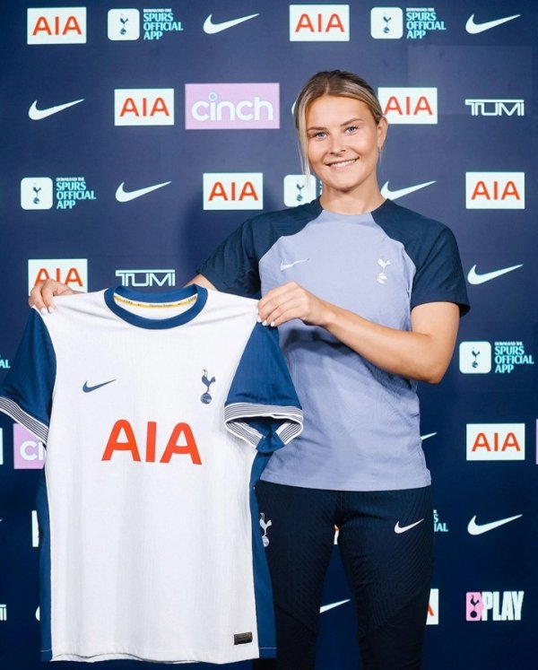 Fate 😉 Yorke s ex-girlfriend is now playing for Tottenham Women s Football Team, and the two childhood sweethearts play in the same team twice