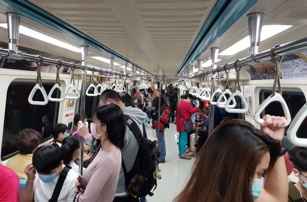 How to protect yourself on the metro when an earthquake occurs? 2 Actions to avoid injury