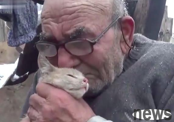 The old man didn t take valuable things at home, but chose to save the cat. The photos are moving