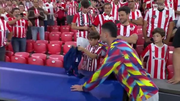 Heartwarming big brother😇Martinelli gave the jersey to the little fans of Biba after the game and took a photo with him