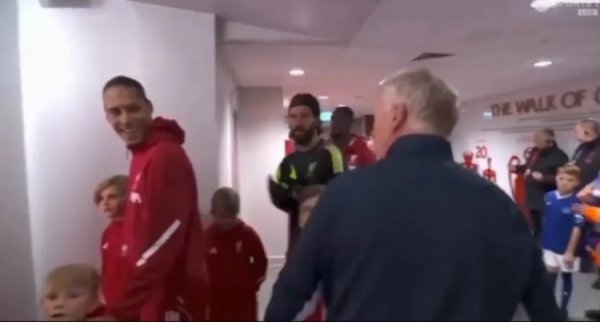 British media: Moyes had a fierce conversation with the referee before the game, and Van Dijk laughed