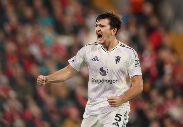 Current weekly salary is 140,000! BBC: 32-year-old Maguire is willing to cut his salary and renew his contract with Manchester United. The player s contract expires next summer