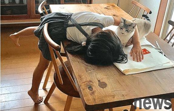 The cat tried to stop its little master from doing his homework, but was defeated by her in the end. Cat: Who is not a baby yet?