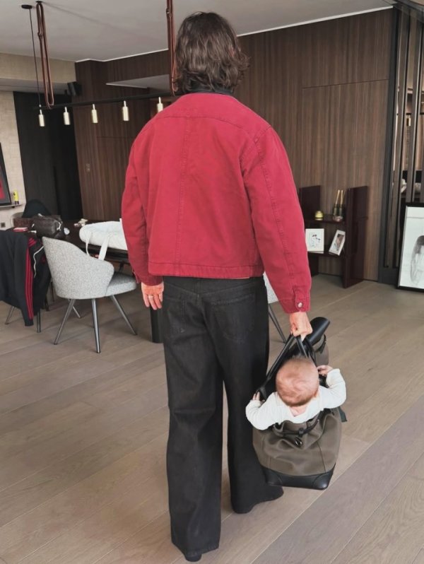 😎Sobo posted private photos: carrying a baby in a big bag