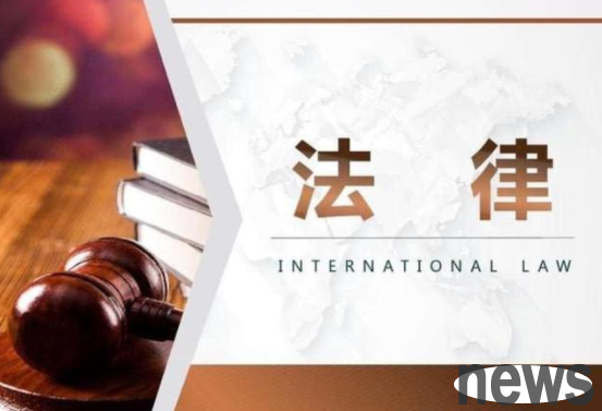 A woman walked her dog without a leash and made the dog bite. After being detained, she said: She licked her meat buns but beat my dog.