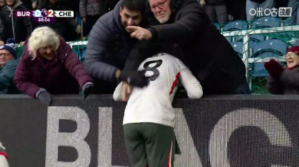 In the 88th minute of the game, Giu assisted Enzo and scored, Chelsea led Burnley 2-0.